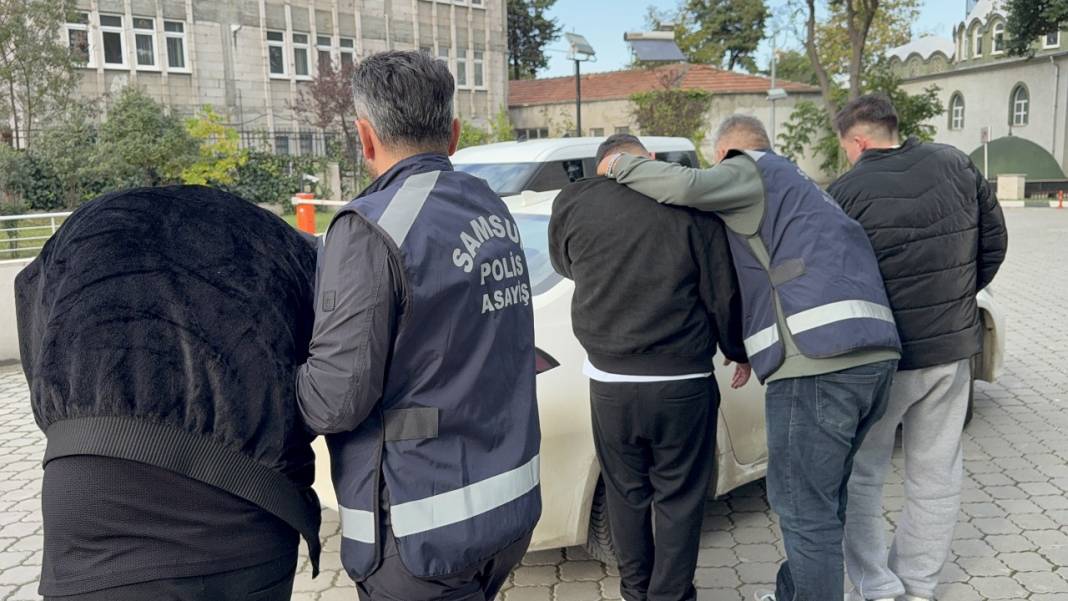 Buluşmaya gitti, çıplak fotoğrafları çekildi! 4